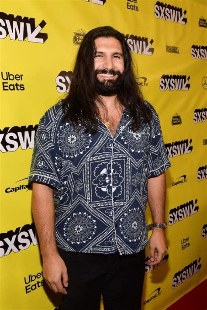 How tall is Kayvan Novak