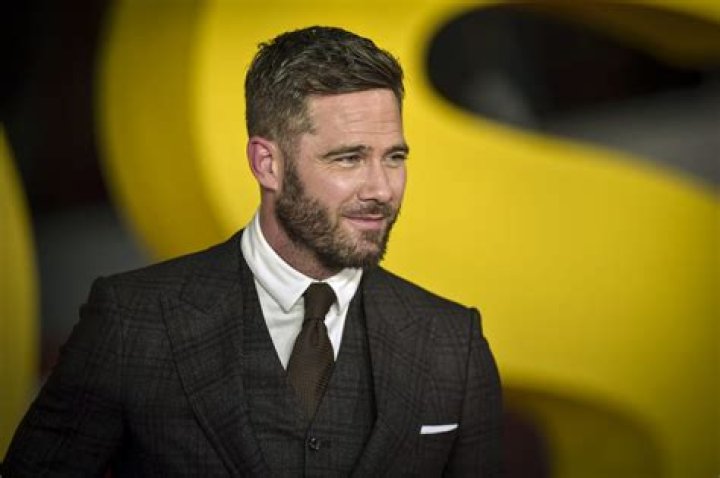 Luke Macfarlane – Celebsgraphy